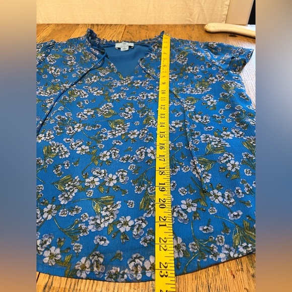 Blue Floral Ruffle Sleeve Top - CeCe - Size S💙 - Picture 6 of 7